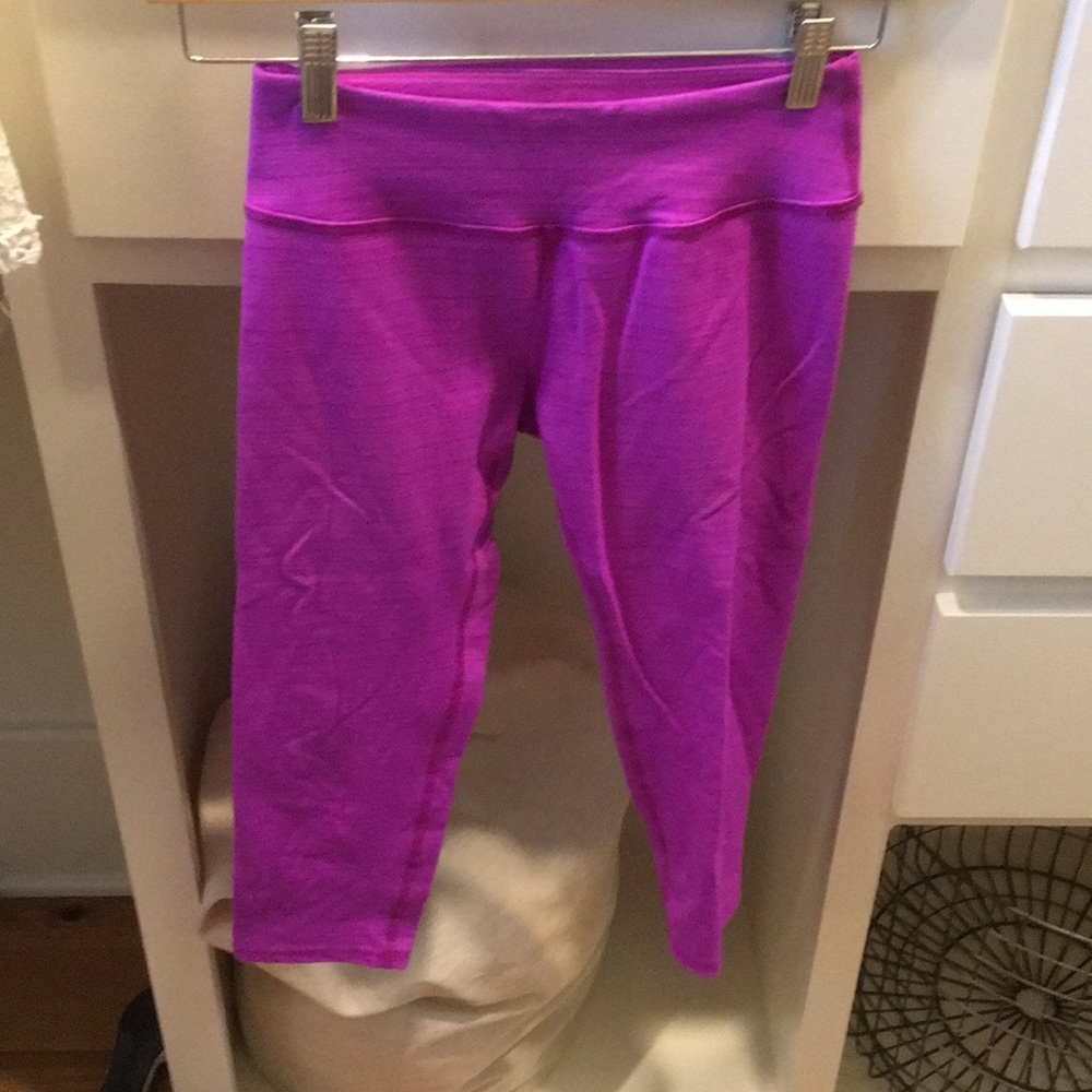 Women’s Betond Yoga cropped legging.